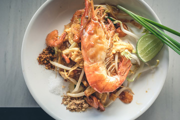 Fried noodle Thai style with prawns