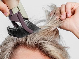 Obraz premium Man going to shave his long hair