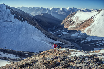 A group of tourists rises to pass a sunny day