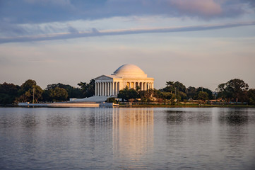 Obraz premium Jefferson Memorial and reflection on the Tidal Basin at sunset in Washington DC, United States of America 