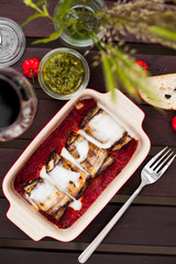 Auberginen gefüllt mit Ricotta auf Tomatensauce gebacken