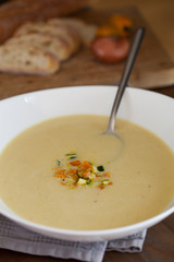 Helle Creme-Tomatensuppe aus gelben Cherry-Tomaten