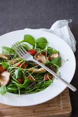 Low-carb salad with lettuce, tomatos and mushrooms