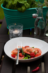 Gebratene Garnelen mit grünem Spargel und Tomaten Salat