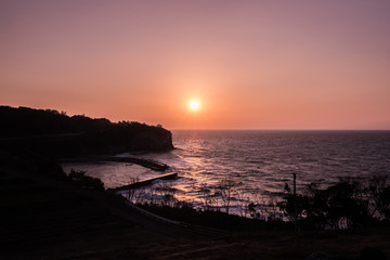 夕暮れの海と防波堤