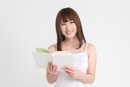 読書をする若い女性 本を手に持つ女性 Stock Photo Adobe Stock 読書をする若い女性 本を手に持つ女性 Stock Photo Adobe Stock