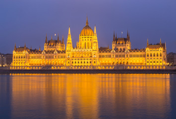 Fototapeta na wymiar Ungarisches Parlament Budapest bei Nacht