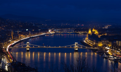 Fototapeta na wymiar Kettenbrücke Ungarn Budapest bei Nacht