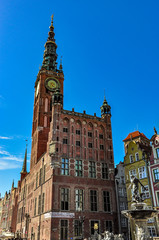 Fototapeta na wymiar Town hall in Gdansk (Gdańsk) and the fountain of Neptune, Poland