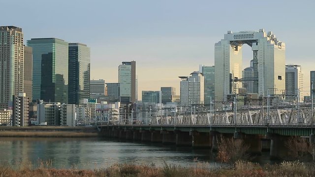淀川を渡る阪急電車と大阪キタの街並み