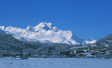 Der gefrorene St. Moritzersee und das Maloja-Massiv im Hintergrund