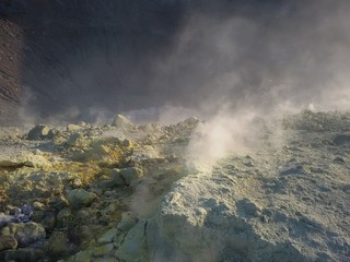 Fototapeta na wymiar Le fumarole sul cratere di Vulcano, Sicilia