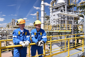 Arbeiter in einer Erölraffinerie // workers in a petroleum refinery