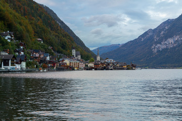 Fototapeta premium Famous Hallstatt mountain village with Hallstatt lake at morning