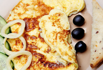 scrambled eggs with cucumber and toast