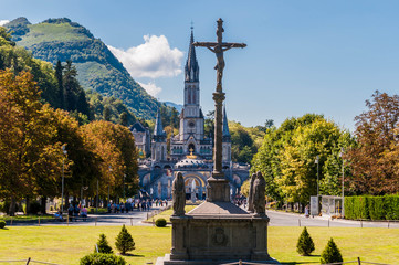 Lourdes, Hautes-Pyrénées, Occitanie, France, lieu de pèlerinage. - obrazy, fototapety, plakaty
