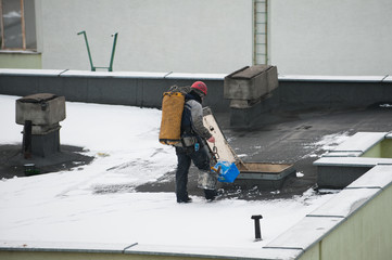kominiarz na dachu