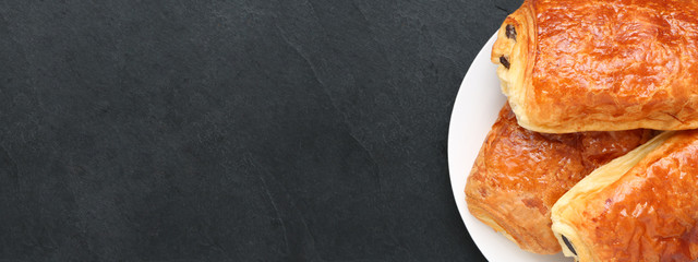 Pains au chocolat sur ardoise, carte, menu