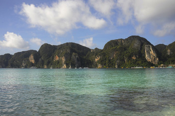 Fototapeta premium amazing beautiful landscape view of Koh Phi Phi island in Thailand Krabi province