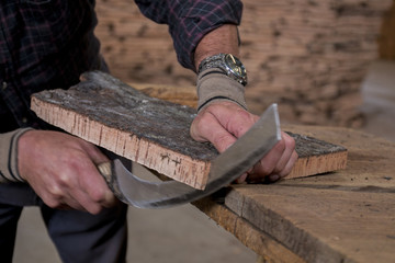 Worker slicing cork board © Mauro Rodrigues