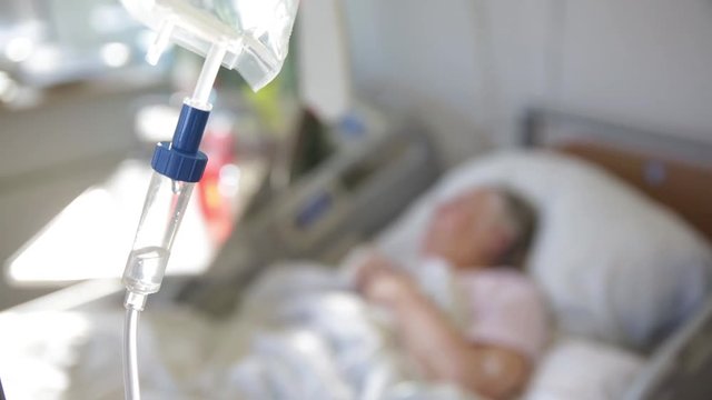 Seniorin liegt im Krankenhaus am Tropf
