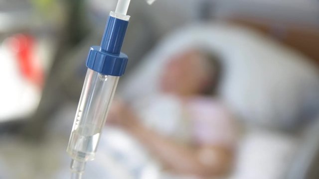 Seniorin liegt im Krankenhaus am Tropf
