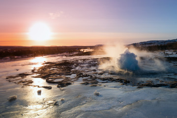 Geysir Strokkur, Touristenattraktion im winterlichen Island bei Sonnenaufgang