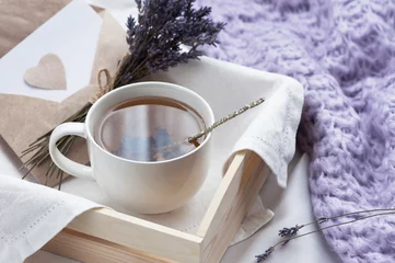 Muurstickers Thee Een dienblad met een kop hete thee en lavendel liefdesbrief in bed met een gebreide deken
