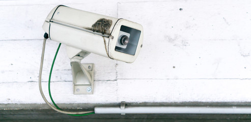 Überwachungskamera im Parkhaus mit Textfreiraum