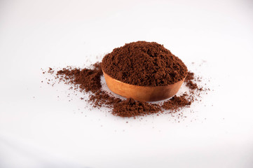 Coffee made from fresh ground on a round wooden container. Fresh coffee powder from the puree is located on circular wooden containers.