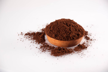 Coffee made from fresh ground on a round wooden container. Fresh coffee powder from the puree is located on circular wooden containers.