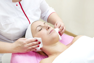 Obraz na płótnie Canvas Process of massage and facials in beauty salon