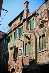 Fototapeta na wymiar Dilapidated brick house on the outskirts of Venice, Italy. Away from the tourist routes.