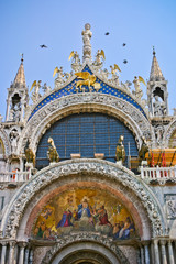 Fototapeta premium The architectural decoration of the facade of the central nave of the Basilica of San Marco in Venice.