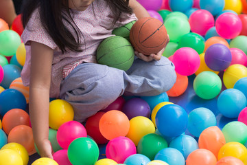 Fototapeta na wymiar Girl playing colorful balls.