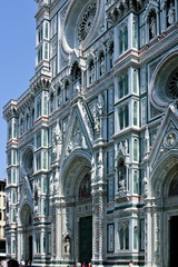 Obraz premium View of the marble facade of the cathedral of Santa Maria del Fiore in Florence, Italy.