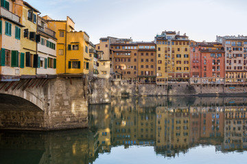 Obraz premium Most Ponte Vecchio i rzeka Arno we Florencji, Włochy.