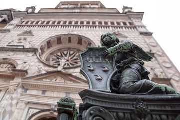 Fototapeta na wymiar Statuetta dell'angelo sul recinto di bronzo all'ingresso alla cappella Colleoni a Bergamo alto