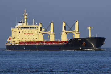 Neuer Massengutfrachter vor Cuxhaven