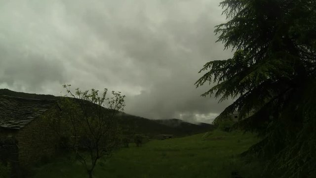 Time lapse de unas nubes movi&eacute;ndose y convirti&eacute;ndose en niebla  en Botaya, pueblo del pirineo aragon&eacute;s
