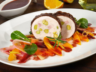 Vorspeise mit Geflügel auf Wurzelsalat