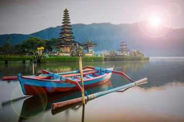 Fotobehang Pura Ulun Danu Bratan, Hindoese tempel op Bratan-meer, Bali, Indonesië © SANCHAI