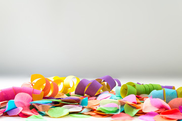 Buntes Konfetti und Luftschlangen vor weißem Hintergrund