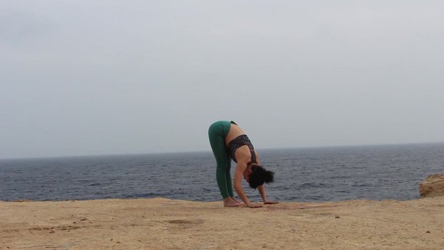 Mujer entrenando, mujer practicando yoga en la playa