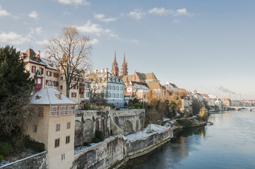 Naklejka premium Basel, Stadt, Basel-Stadt, Altstadt, Altstadthäuser, Münster, Pfalz, Rhein, Rheinufer, Rheinbrücke, Fähre, Winterspaziergang, Winter, Schweiz