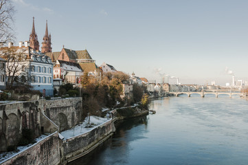 Obraz premium Basel, Stadt, Basel-Stadt, Altstadt, Altstadthäuser, Rhein, Rheinbrücke, Rheinufer, Münster, Pfalz, Spazierweg, Winter, Schweiz