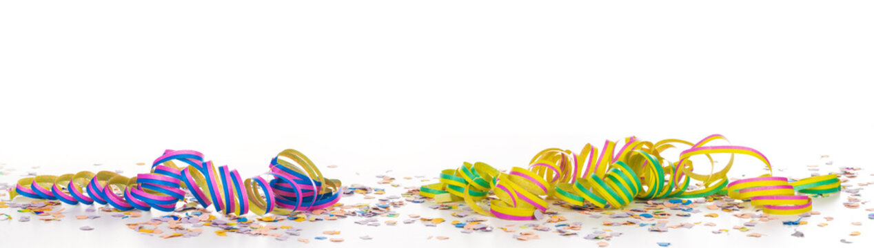 Luftschlangen und Konfetti vor wei&szlig;em Hintergrund, Panorama