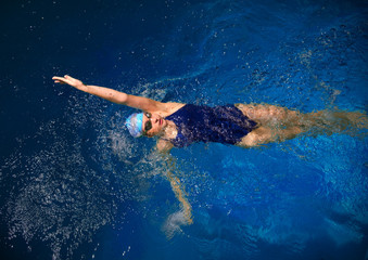 Obraz na płótnie Canvas Young woman swimmer