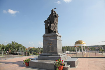 Fototapeta na wymiar The statue of Patriarch Nikon in the city of Saransk
