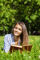 Obraz premium Young woman talking on a cell phone